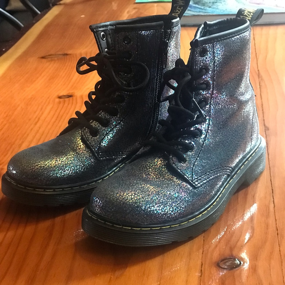 ✨Pristine✨ Girls Iridescent Doc Marten’s Boots